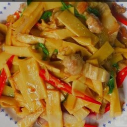 กับข้าว ผัดโหรพาไก่ใส่หน่อไม้เหลือง