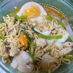 ยำมาม่าน้ำ + ใส่ไข่ (ไม่มีตีนไก่) ธรรมดา