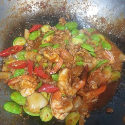 ผัดพริกแกงกุ้งหมูสับสะตอ