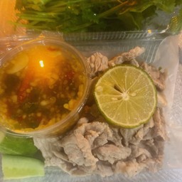 หมูมะนาว ไร้มัน  พร้อมคะน้าอ่อน ผักชี