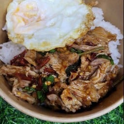 ข้าวกะเพราเนื้อติดมัน+ฟรี ไข่ดาว