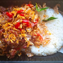 ข้าวหน้าเนื้อผัดพริกเกลือ