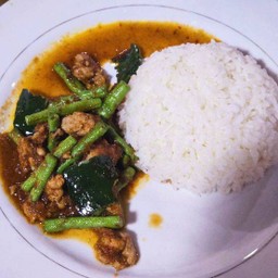 ผัดพริกแกงหมูราดข้าว