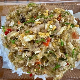 ข้าวราดวุ้นเส้นชะอมไข่หมูสับ