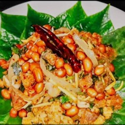 ยำแหนมคลุกฝุ่นตลบ กม8