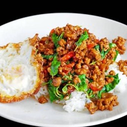 ข้าวราด กระเพาเนื้อสับ