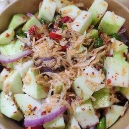 ยำมะม่วงน้ำปลาหวานโรยกุ้งขาว