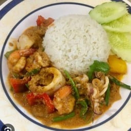 ผัดผงกระหรี่ทะเลราดข้าว