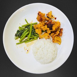 ข้าว หมู    ไก่   กุ้ง ทอดผัดน้ำพริกเผา