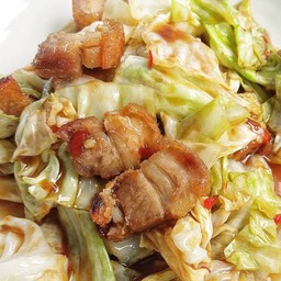 ข้าวผัดกะหล่ำหมูกรอบ