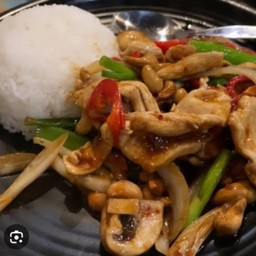 ผัดพริกเผาไก่ราดข้าว