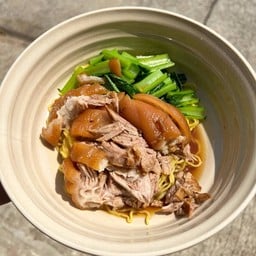 ขาหมูตระกูลฮ้อ ( ตลาดไนท์พลาซ่า 2 )