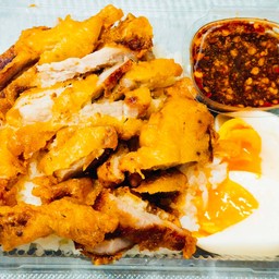 [อร่อยซ่ากับโค้ก] ข้าวหมูทอด น้ำจิ้มแจ่ว อิ่มจุก !! ไข่เต็มฟอง +  โค้ก ออริจินัล (กระป๋อง)