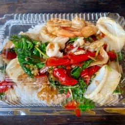 ข้าวราดผัดกระเพราทะเล (กุ้ง ปลาหมึก)