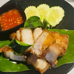 หมูสามชั้นทอดน้ำปลาน้ำจิ้มซีฟู้ด + ไข่ดาว