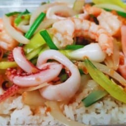 ผัดพริกหยวกทะเลราดข้าว