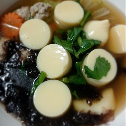 แกงจืดเต้าหู้ หมูสับ สาหร่าย วุ้นเส้น