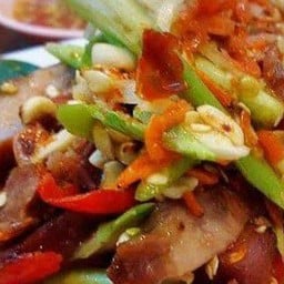 ยำหมูกรอบ