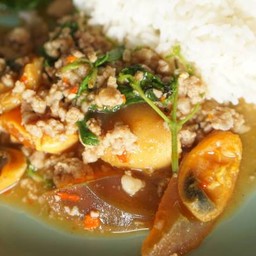 ข้าวกระเพราไข่เยี่ยวม้า