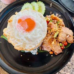 หมูกรอบผัดคั่วพริกเกลือราดข้าว