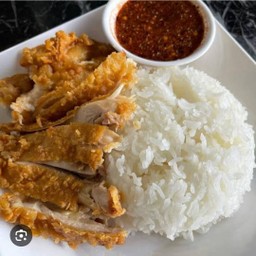 ข้าวไก่ทอดน้ำจิ้มแจ่ว+ไข่ดาว