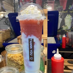 สตรอเบอรี่สมูทตี้โยเกิร์ตวิปปิ้งครีม