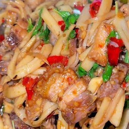 กะเพราหมูกรอบหน่อไม้ราดข้าว