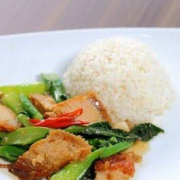 ข้าวราดคะน้าหมูกรอบ