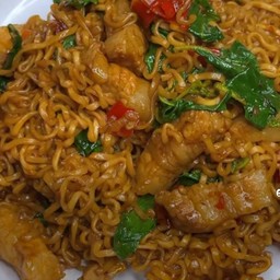 มาม่ากะเพราหมูสามชั้นน