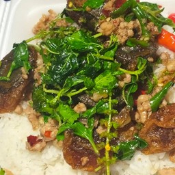 กระเพราไข่เยี่ยว