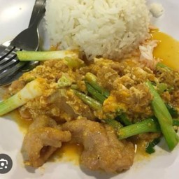 ผัดผงกระหรี่หมูราดข้าว