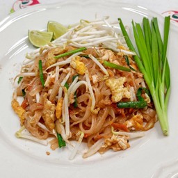 อร่อยกับอุ๋ย ผัดไทยและขนมหวาน พลา