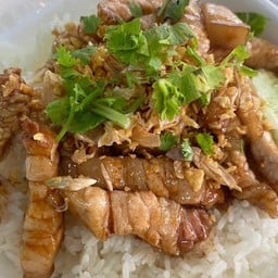 ข้าวหมูกรอบทอดกระเทียม