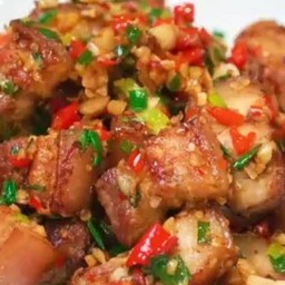 หมูกรอบคั่วพริกเกลือราดข้าว