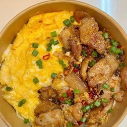 ข้าวไข่ข้นหมูสามชั้นสไลด์คั่วพริกเกลือ