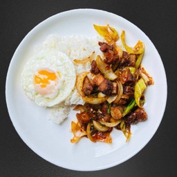 ข้าวหมูกรอบผัดน้ำพริกเผา