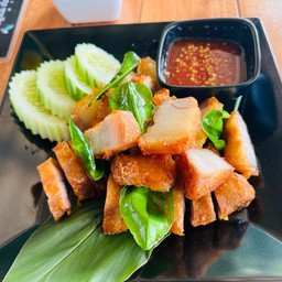 หมูสามชั้นทอดน้ำปลาน้ำจิ้มซีฟู้ด กับข้าว