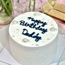 เค้กมินิมอลเรียบหรู ตกแต่งไข่มุก เขียนข้อความบนเค้ก