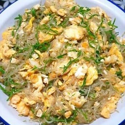 ผัดวุ้นเส้นชะอมไข่