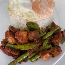 พริกแกงหมูสามชั้นราดข้าว