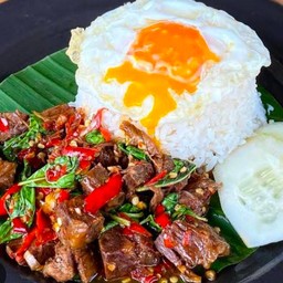 ผัดกะเพราะเนื้อตุ๋น+ไข่ดาว