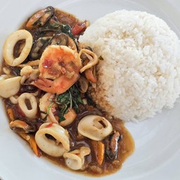 กระเพราทะเลราดข้าว