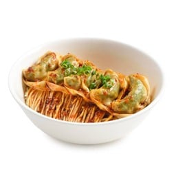 บะหมี่เกี๊ยวแห้งไส้ผักผสมหมูสับราดซอสพริก