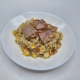 ข้าวผัดเบคอนใส่ไข่