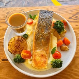 สเต็กปลาแซลมอน ซอสเกรวี่ Salmon Steak With Gravy Sauce