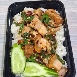 ข้าวกระเพราหมูกรอบพริกแห้ง