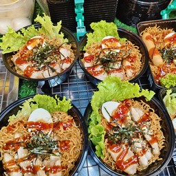 มาม่าเผ็ดหน้าหมูทอด+ไข่ 1ชุด