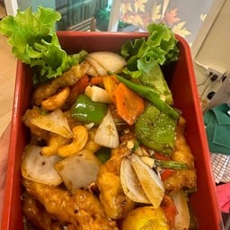 ไก่ผัดเม็ดมะม่วง (กับข้าว)
