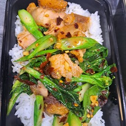 คะน้าหมูกรอบพริกแห้ง