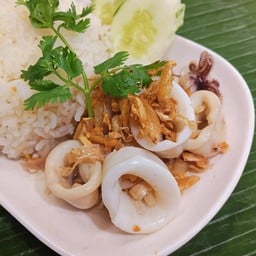 ปลาหมึกผัดกระเทียมราดข้าว